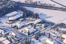 Vue aérienne de Route industrielle en hiver avec neige à Rheinzabern dans le département Rhénanie-Palatinat, Allemagne