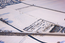 Vue aérienne de Parcours de l'Erlenbach en hiver avec neige à Hatzenbühl dans le département Rhénanie-Palatinat, Allemagne
