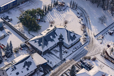 Route industrielle en hiver avec neige à Rheinzabern dans le département Rhénanie-Palatinat, Allemagne d'en haut