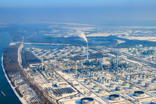 Vue aérienne de Raffinerie MIRO en hiver avec de la neige à le quartier Knielingen in Karlsruhe dans le département Bade-Wurtemberg, Allemagne
