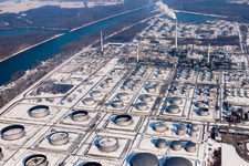 Vue aérienne de Raffineries et réseaux de pipelines enneigés en hiver sur le site du producteur d'huile minérale Mineralölraffinerie Oberrhein à le quartier Knielingen in Karlsruhe dans le département Bade-Wurtemberg, Allemagne