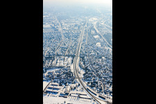 Vue aérienne de Rheinbrückenstr en hiver avec de la neige à le quartier Knielingen in Karlsruhe dans le département Bade-Wurtemberg, Allemagne