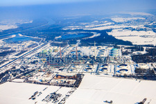 Vue oblique de Raffinerie MIRO en hiver avec de la neige à le quartier Knielingen in Karlsruhe dans le département Bade-Wurtemberg, Allemagne