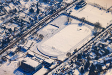 Vue aérienne de Terrains de sport de la communauté sportive Karlsruhe en hiver lorsqu'il y a de la neige à le quartier Nordweststadt in Karlsruhe dans le département Bade-Wurtemberg, Allemagne