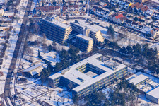 Vue aérienne de Gymnase Humboldt et Wilhelm-Lübke-Haus en hiver avec de la neige à le quartier Nordweststadt in Karlsruhe dans le département Bade-Wurtemberg, Allemagne
