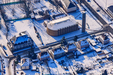 Vue aérienne de Saint-Conrad en hiver avec de la neige à le quartier Nordweststadt in Karlsruhe dans le département Bade-Wurtemberg, Allemagne