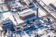 Vue aérienne de Clocher et toit de l'église St. Konrad recouverts de neige en hiver à le quartier Nordweststadt in Karlsruhe dans le département Bade-Wurtemberg, Allemagne