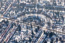 Vue aérienne de Quartier résidentiel enneigé en hiver d'un immeuble d'appartements sur l'anneau forestier semi-circulaire à le quartier Nordstadt in Karlsruhe dans le département Bade-Wurtemberg, Allemagne