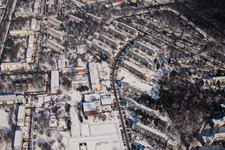 Vue oblique de Tennesseeallee en hiver avec de la neige à le quartier Nordstadt in Karlsruhe dans le département Bade-Wurtemberg, Allemagne