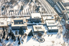 Vue aérienne de Complexe judiciaire enneigé de la Cour constitutionnelle fédérale dans le parc du château de Karlsruhe à le quartier Innenstadt-West in Karlsruhe dans le département Bade-Wurtemberg, Allemagne