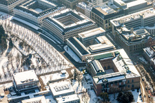 Vue aérienne de Photographie aérienne hivernale du complexe judiciaire de la Cour constitutionnelle fédérale dans le parc du château et du tribunal de district du Zirkel de Karlsruhe à le quartier Innenstadt-West in Karlsruhe dans le département Bade-Wurtemberg, Allemagne