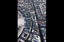 Vue aérienne de Piétons à le quartier Innenstadt-Ost in Karlsruhe dans le département Bade-Wurtemberg, Allemagne