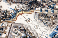Parc du château enneigé en hiver du château Karlsruhe à le quartier Innenstadt-West in Karlsruhe dans le département Bade-Wurtemberg, Allemagne hors des airs
