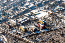 Vue aérienne de Campus enneigé en hiver - Université des sciences appliquées Karlsruhe - Technologie et commerce et résidences étudiantes à le quartier Innenstadt-West in Karlsruhe dans le département Bade-Wurtemberg, Allemagne