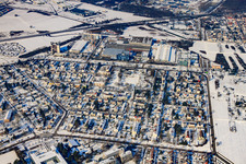 Vue aérienne de L'Oreal Produktion Deutschland GmbH et Hertzstraße du sud en hiver avec de la neige à le quartier Nordweststadt in Karlsruhe dans le département Bade-Wurtemberg, Allemagne