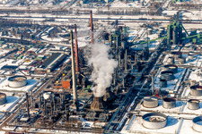 Vue aérienne de Raffineries et réseaux de pipelines enneigés en hiver sur le site du producteur d'huile minérale Mineralölraffinerie Oberrhein à le quartier Knielingen in Karlsruhe dans le département Bade-Wurtemberg, Allemagne