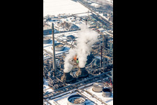 Photographie aérienne de Raffineries et réseaux de pipelines enneigés en hiver sur le site du producteur d'huile minérale Mineralölraffinerie Oberrhein à le quartier Knielingen in Karlsruhe dans le département Bade-Wurtemberg, Allemagne