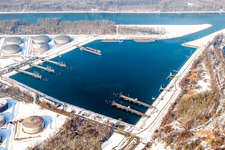 Vue aérienne de Quais enneigés en hiver et amarrages de navires pour le transport fluvial avec terminaux de chargement au port pétrolier intérieur Karlsruhe à le quartier Knielingen in Karlsruhe dans le département Bade-Wurtemberg, Allemagne