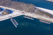 Port pétrolier à le quartier Rheinhafen in Karlsruhe dans le département Bade-Wurtemberg, Allemagne d'en haut