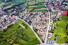Vue aérienne de Vue des rues et des maisons dans les quartiers résidentiels à Birkenfeld dans le département Bade-Wurtemberg, Allemagne