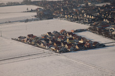 Vue aérienne de Nouvelle zone de développement Brotäcker en hiver avec de la neige à Steinweiler dans le département Rhénanie-Palatinat, Allemagne