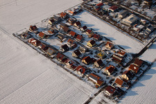 Vue aérienne de Nouvelle zone de développement Brotäcker en hiver avec de la neige à Steinweiler dans le département Rhénanie-Palatinat, Allemagne