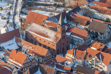 Vue aérienne de Église protestante hivernale et enneigée au centre du village à Steinweiler dans le département Rhénanie-Palatinat, Allemagne
