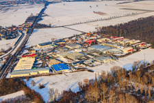 Vue aérienne de Zone industrielle Große Ahlmühle en hiver avec de la neige à Rohrbach dans le département Rhénanie-Palatinat, Allemagne