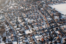 Vue aérienne de Vue hivernale enneigée des rues et des maisons des zones résidentielles à le quartier Ingenheim in Billigheim-Ingenheim dans le département Rhénanie-Palatinat, Allemagne