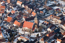 Photographie aérienne de Vue hivernale enneigée des rues et des maisons des zones résidentielles à le quartier Ingenheim in Billigheim-Ingenheim dans le département Rhénanie-Palatinat, Allemagne