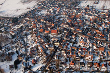 Vue oblique de Vue hivernale enneigée des rues et des maisons des zones résidentielles à le quartier Ingenheim in Billigheim-Ingenheim dans le département Rhénanie-Palatinat, Allemagne