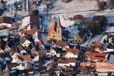 Vue hivernale enneigée des rues et des maisons des zones résidentielles à le quartier Ingenheim in Billigheim-Ingenheim dans le département Rhénanie-Palatinat, Allemagne hors des airs