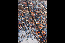 Vue hivernale enneigée des rues et des maisons des quartiers résidentiels à le quartier Ingenheim in Billigheim-Ingenheim dans le département Rhénanie-Palatinat, Allemagne vue d'en haut