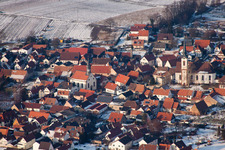 Vue oblique de Village enneigé d'hiver - vue à Göcklingen dans le département Rhénanie-Palatinat, Allemagne