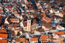 Village enneigé d'hiver - vue à Göcklingen dans le département Rhénanie-Palatinat, Allemagne d'en haut