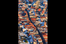 Vue aérienne de Rue principale en hiver avec de la neige à Göcklingen dans le département Rhénanie-Palatinat, Allemagne