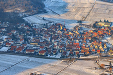 Vue aérienne de Village viticole du sud-est en hiver avec de la neige à Eschbach dans le département Rhénanie-Palatinat, Allemagne