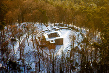 Vue aérienne de Ruines et vestiges des murs de l'ancien complexe du château et de la forteresse Burg Schlössel dans le quartier de la Pfalzklinik Landeck à Klingenmünster dans le département Rhénanie-Palatinat, Allemagne