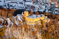 Vue aérienne de Ruines et vestiges des murs de l'ancien complexe du château et de la forteresse du château de Landeck à Klingenmünster dans le département Rhénanie-Palatinat, Allemagne