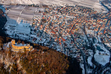 Vue aérienne de Ruines enneigées en hiver et vestiges du mur de l'ancien complexe du château et de la forteresse du château de Landeck à Klingenmünster dans le département Rhénanie-Palatinat, Allemagne