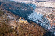Vue aérienne de Ruines enneigées en hiver et vestiges du mur de l'ancien complexe du château et de la forteresse du château de Landeck à Klingenmünster dans le département Rhénanie-Palatinat, Allemagne