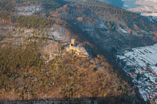 Ruines de Landeck à Klingenmünster dans le département Rhénanie-Palatinat, Allemagne vu d'un drone
