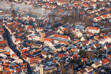 Vue aérienne de Village enneigé d'hiver à Klingenmünster dans le département Rhénanie-Palatinat, Allemagne