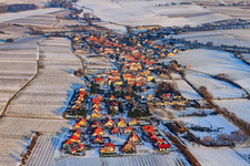 Vue aérienne de Village viticole de l'ouest en hiver avec de la neige à Niederhorbach dans le département Rhénanie-Palatinat, Allemagne