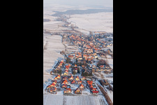 Vue aérienne de Champs agricoles et terres agricoles enneigés en hiver à Niederhorbach dans le département Rhénanie-Palatinat, Allemagne