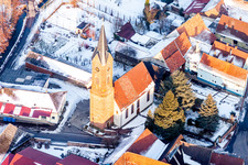 Vue aérienne de Bâtiments d'église enneigés en hiver au centre du village à le quartier Kapellen in Kapellen-Drusweiler dans le département Rhénanie-Palatinat, Allemagne