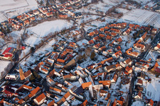 Vue aérienne de Village enneigé d'hiver - vue à le quartier Kapellen in Kapellen-Drusweiler dans le département Rhénanie-Palatinat, Allemagne