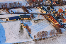 Dierbachhalle et terrains de sport en hiver lorsqu'il y a de la neige à Dierbach dans le département Rhénanie-Palatinat, Allemagne d'en haut