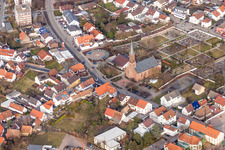 Vue aérienne de Église protestante Linkenheim à le quartier Linkenheim in Linkenheim-Hochstetten dans le département Bade-Wurtemberg, Allemagne