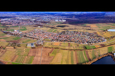 Vue aérienne de Panorama du village depuis l'ouest à le quartier Neuthard in Karlsdorf-Neuthard dans le département Bade-Wurtemberg, Allemagne